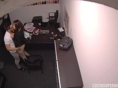 Темноволосая страстная девушка занимается жарким сексом в офисе
